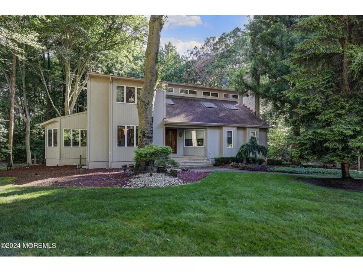 Picture of Home For Sale in Lincroft, New Jersey, United States