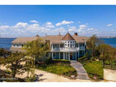 Home For Sale in Mantoloking, New Jersey