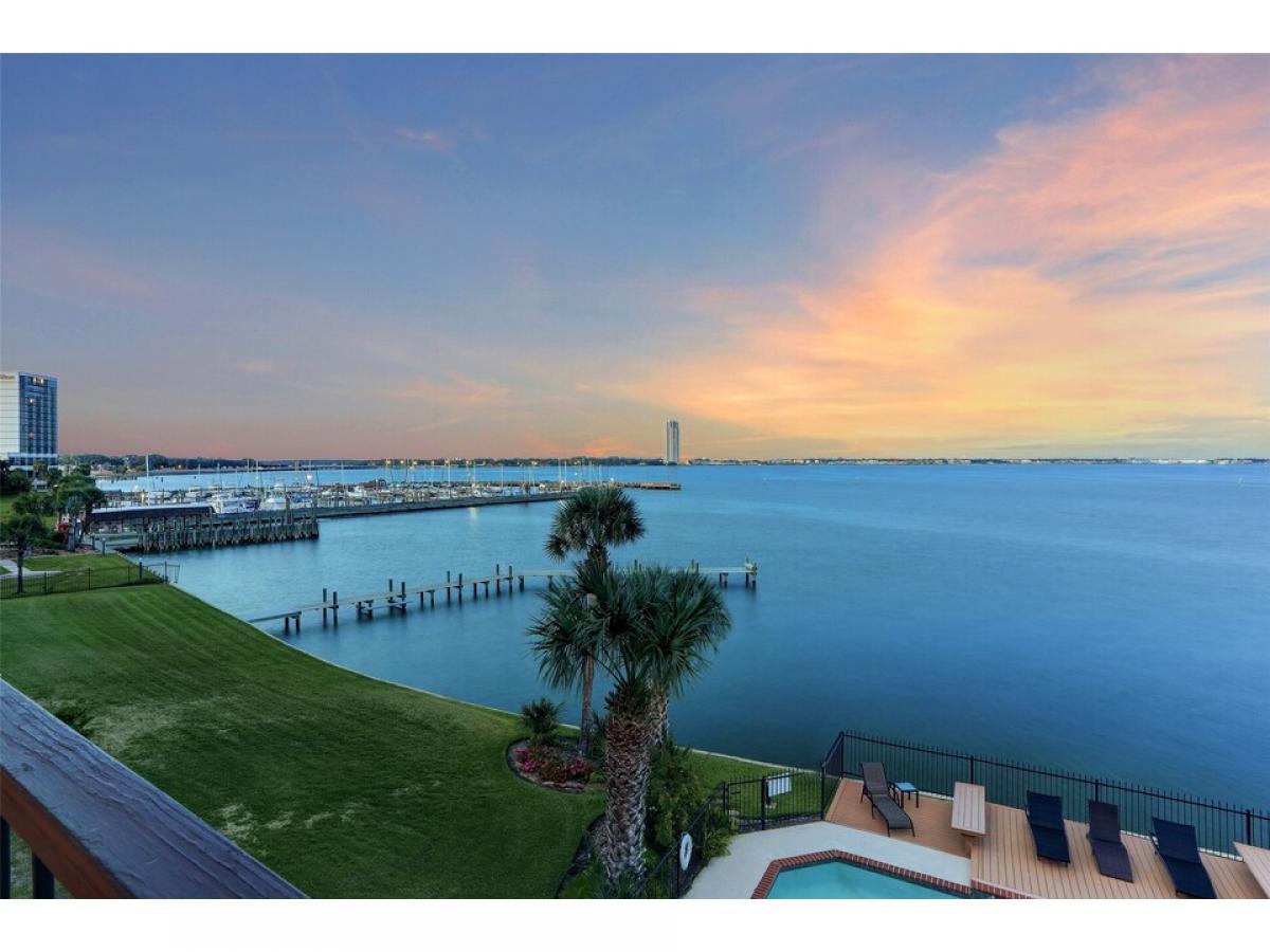 Picture of Home For Sale in Nassau Bay, Texas, United States