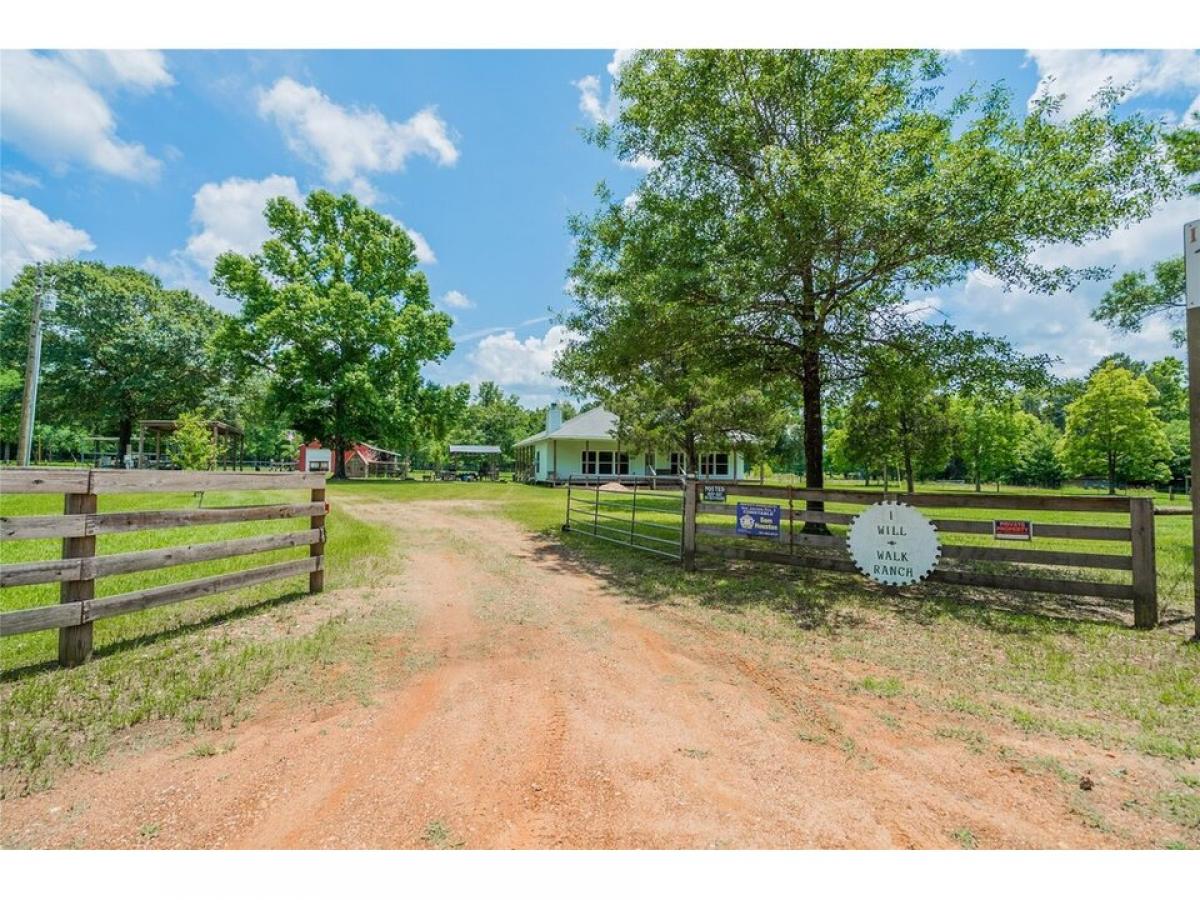 Picture of Home For Sale in New Waverly, Texas, United States