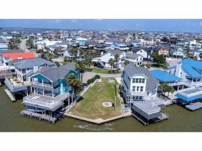 Home For Sale in Tiki Island, Texas