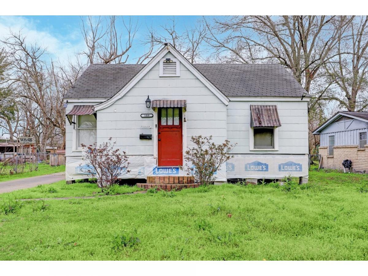 Picture of Home For Sale in Highlands, Texas, United States