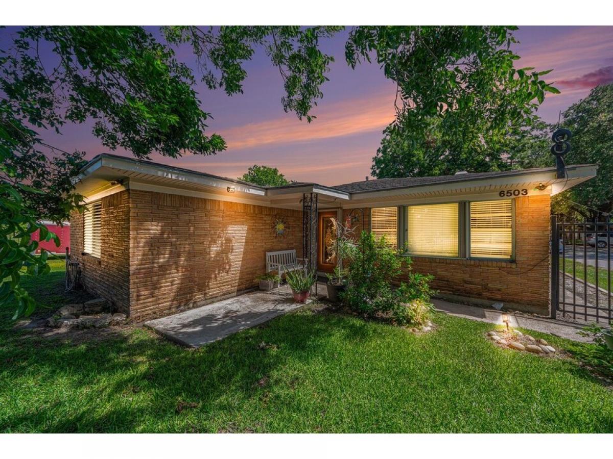 Picture of Home For Sale in Hitchcock, Texas, United States