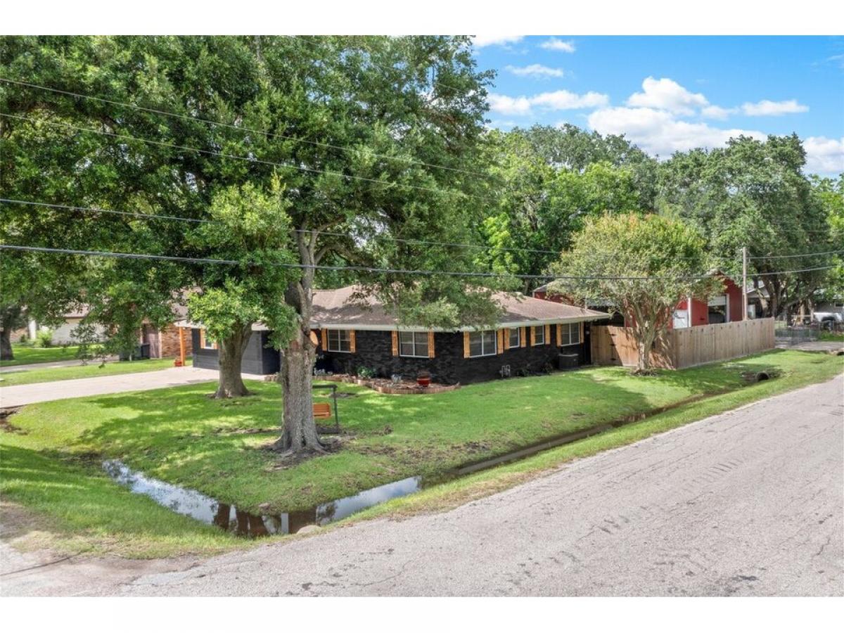 Picture of Home For Sale in Danbury, Texas, United States