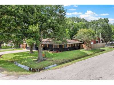 Home For Sale in Danbury, Texas