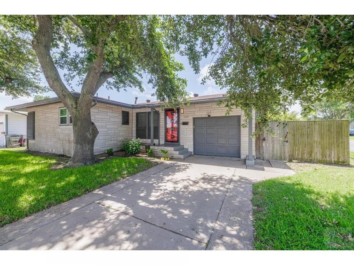 Picture of Home For Sale in Galveston, Texas, United States