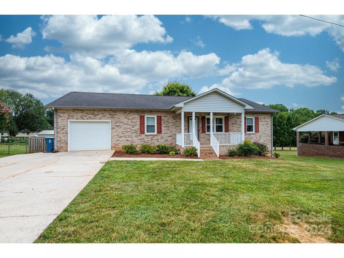 Picture of Home For Sale in Newton, North Carolina, United States