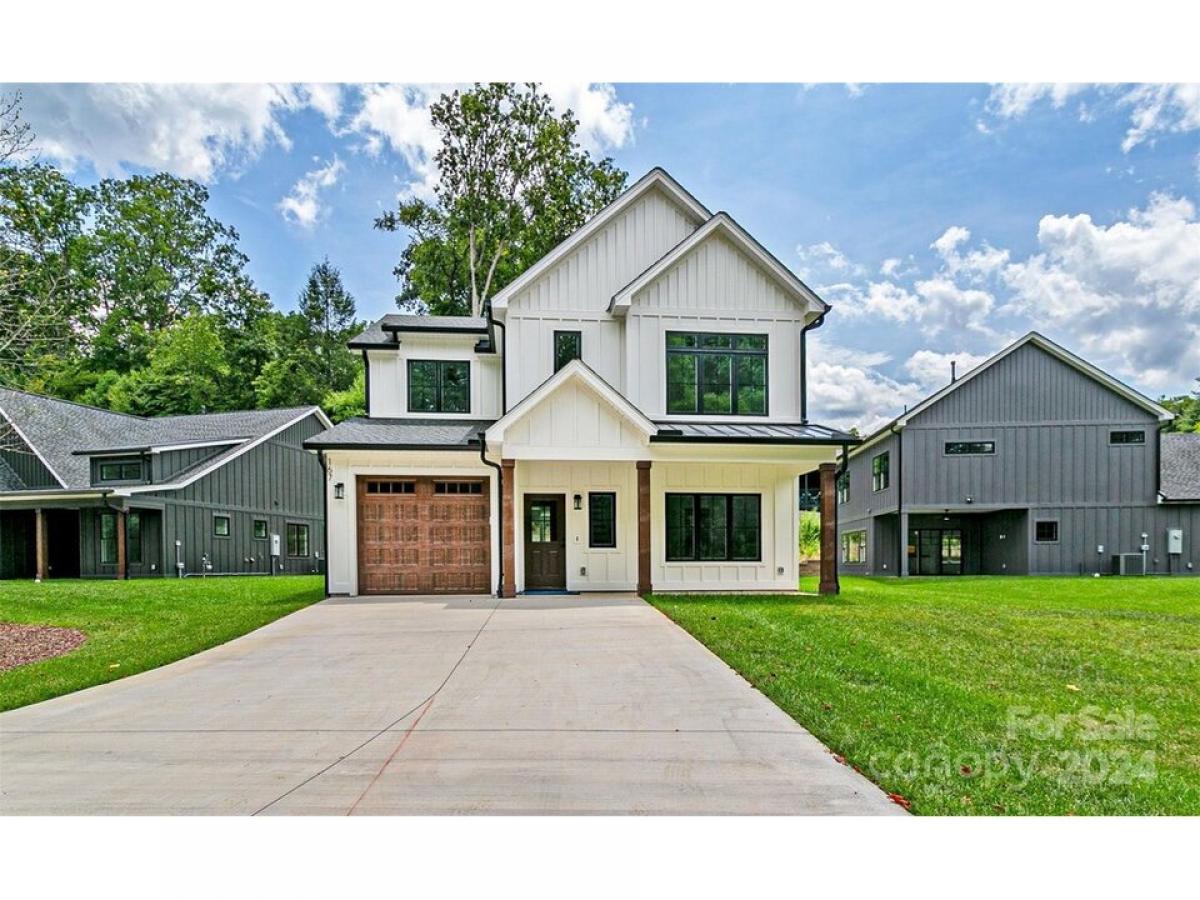 Picture of Home For Sale in Etowah, North Carolina, United States