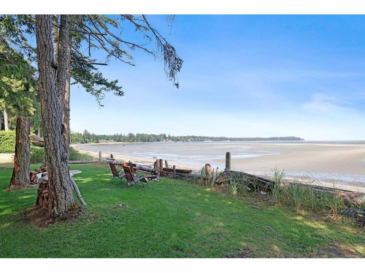 Picture of Home For Sale in Nanoose Bay, British Columbia, Canada