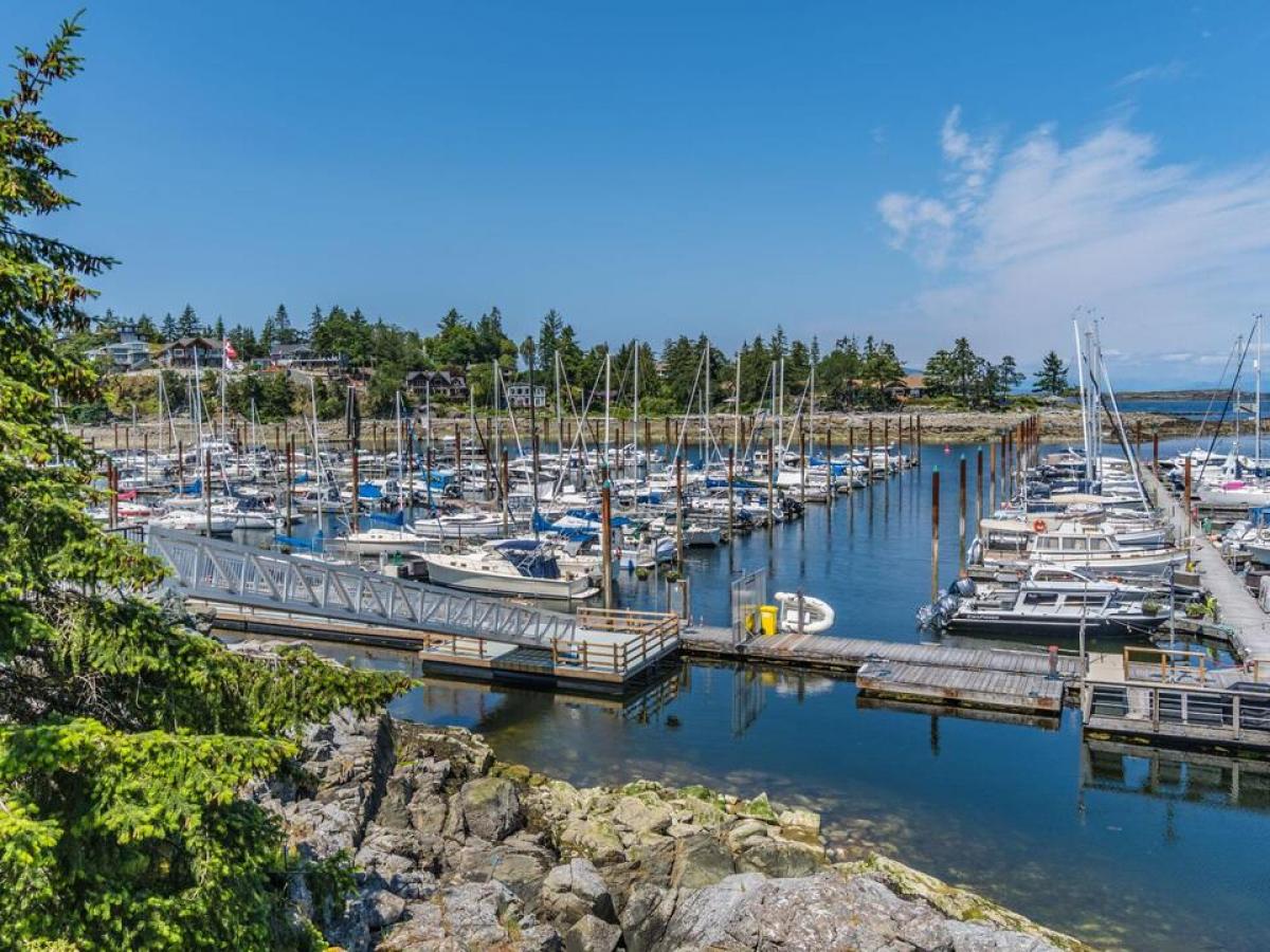 Picture of Condo For Sale in Nanoose Bay, British Columbia, Canada