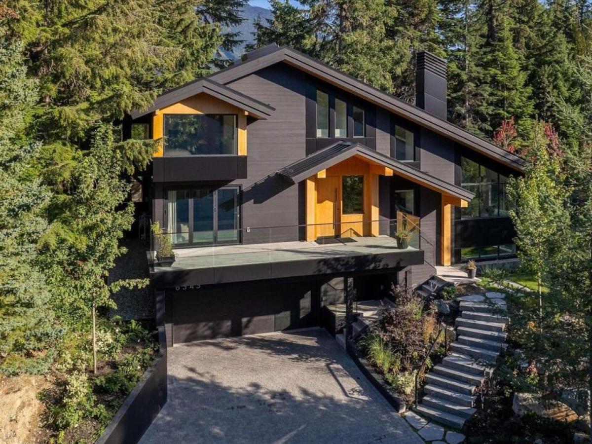 Picture of Home For Sale in Whistler, British Columbia, Canada