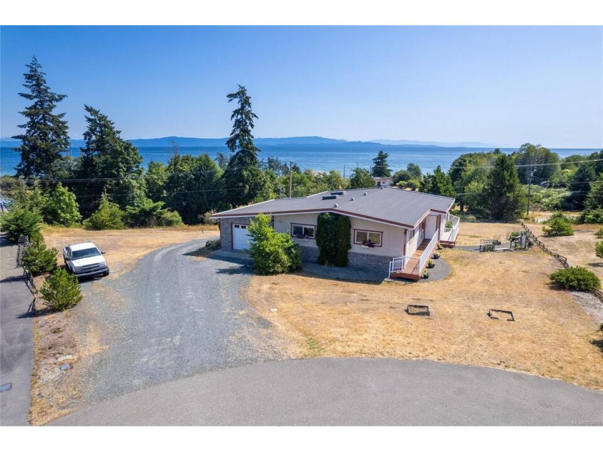 Picture of Home For Sale in Qualicum Beach, British Columbia, Canada