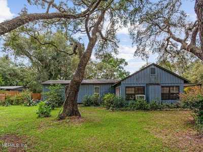 Home For Sale in Interlachen, Florida