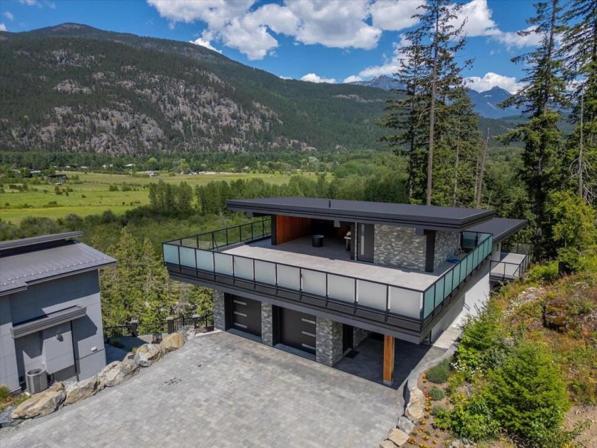 Picture of Home For Sale in Pemberton, British Columbia, Canada