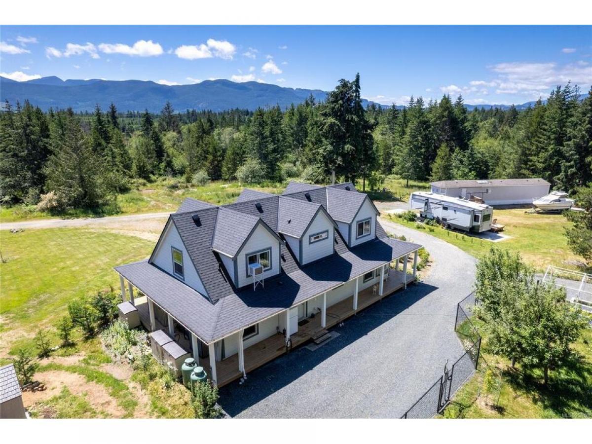 Picture of Home For Sale in Qualicum Beach, British Columbia, Canada