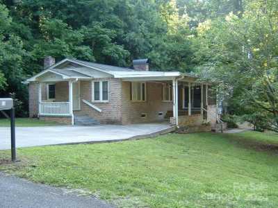 Home For Sale in Hendersonville, North Carolina