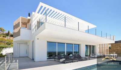 Villa For Sale in Santa Barbara De Nexe, Portugal