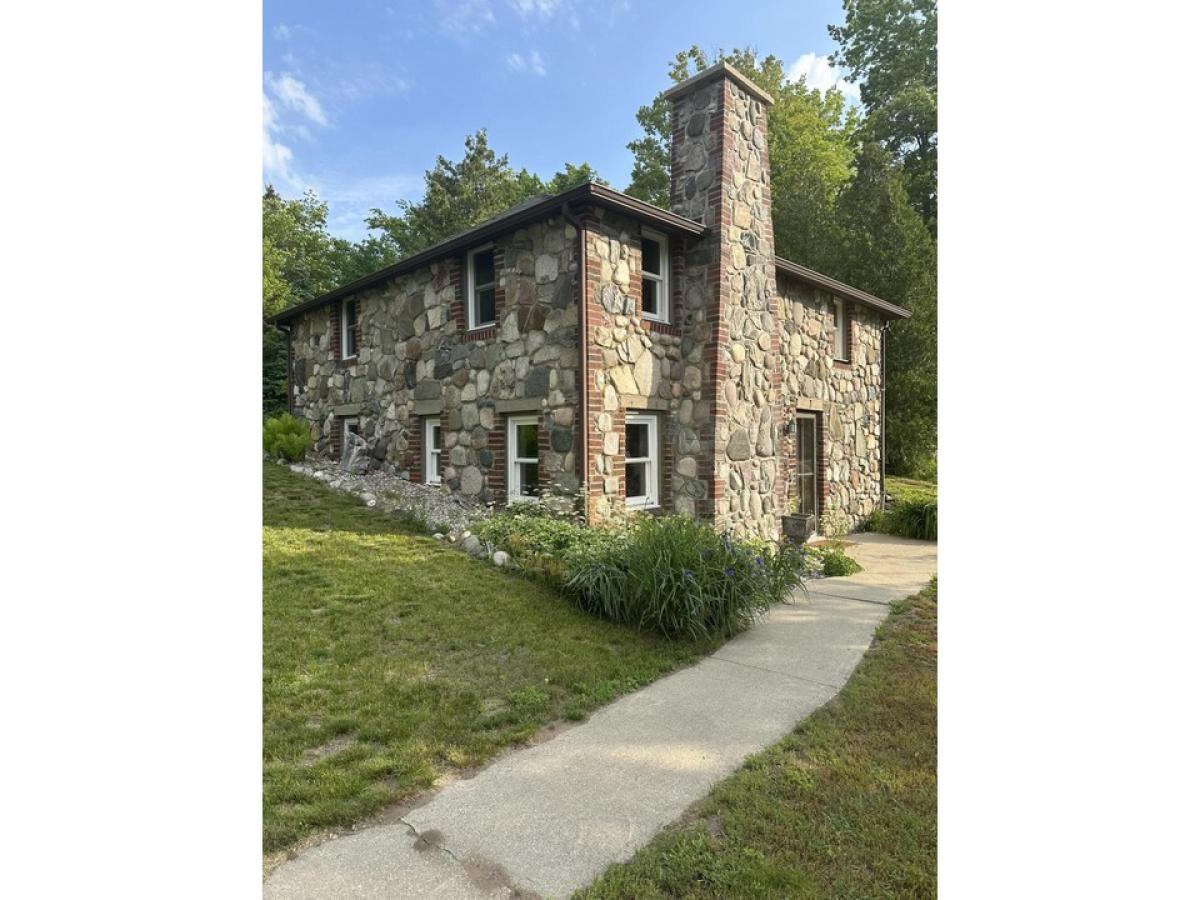 Picture of Home For Sale in Carp Lake, Michigan, United States