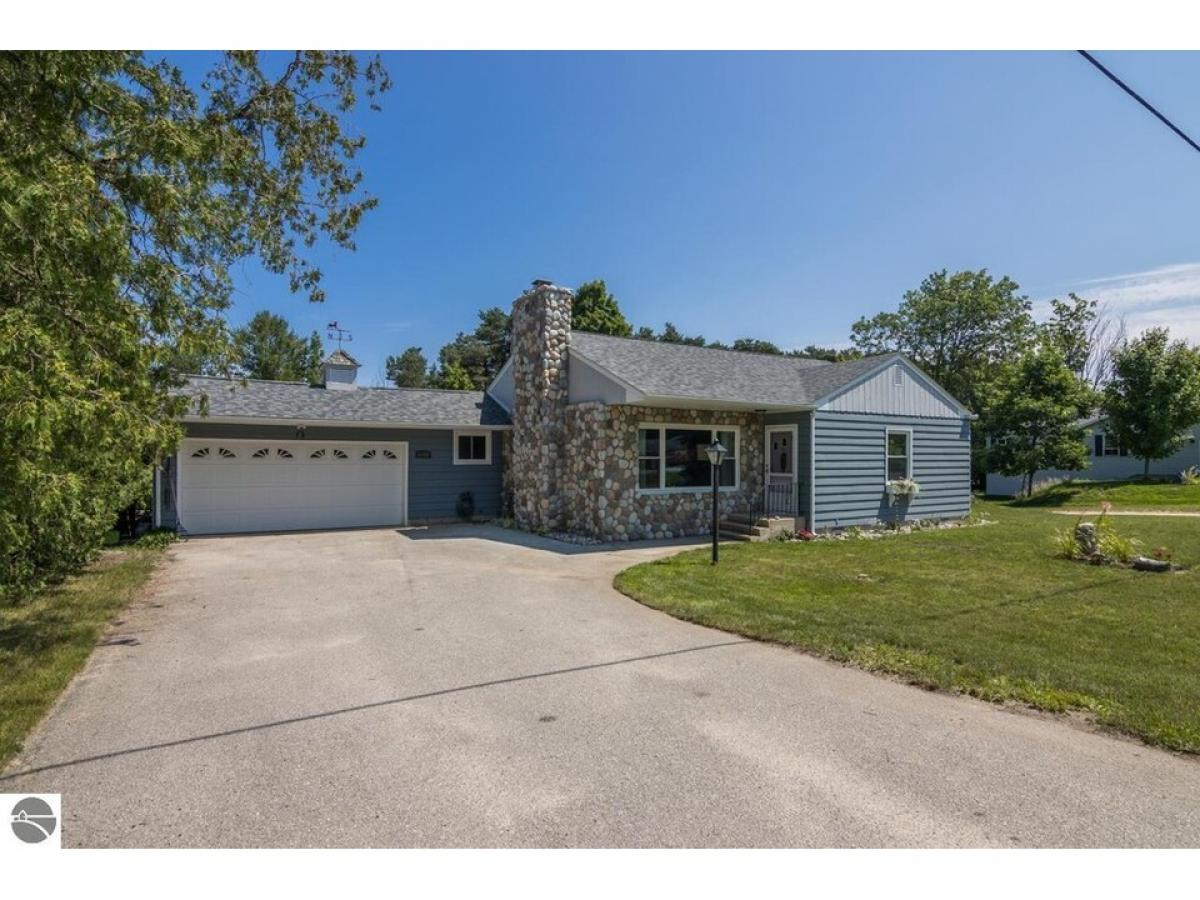 Picture of Home For Sale in Suttons Bay, Michigan, United States