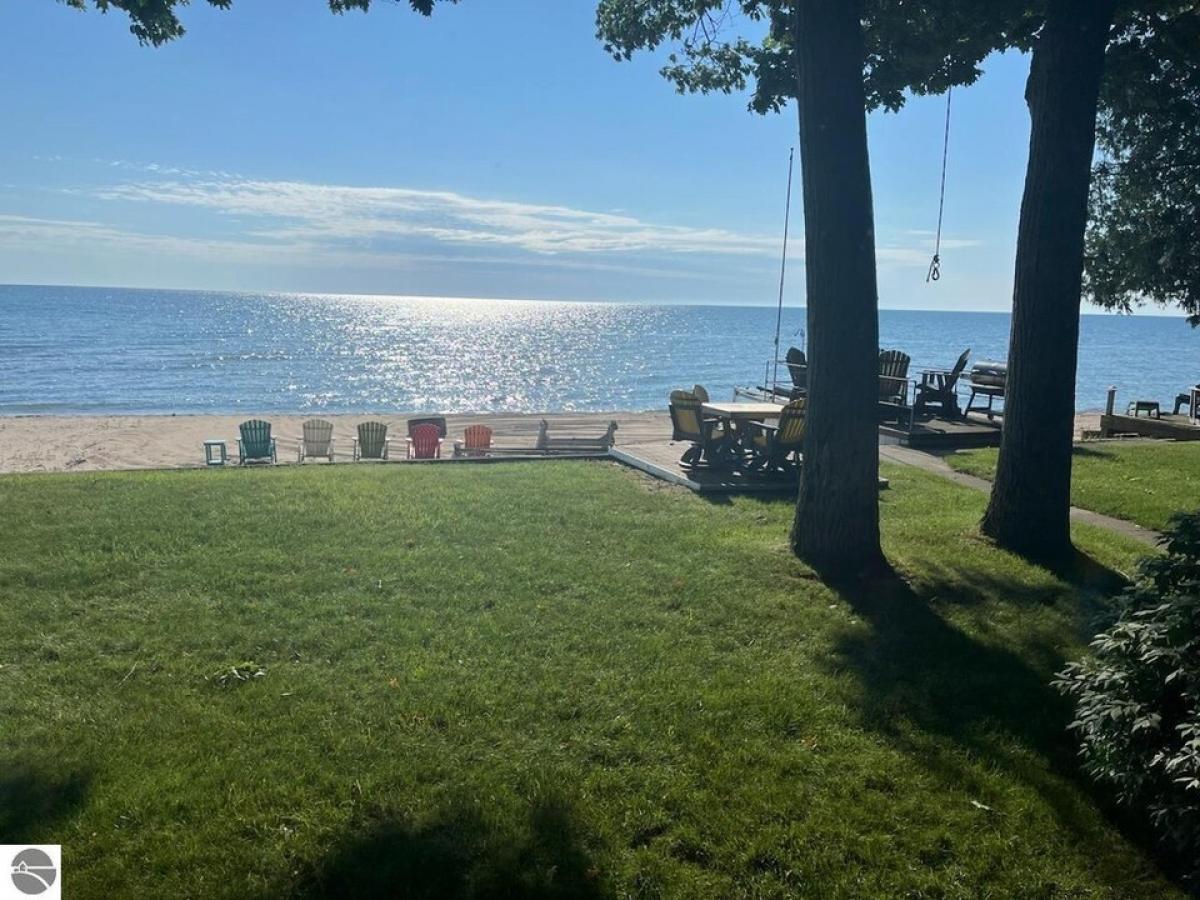 Picture of Home For Sale in Tawas City, Michigan, United States