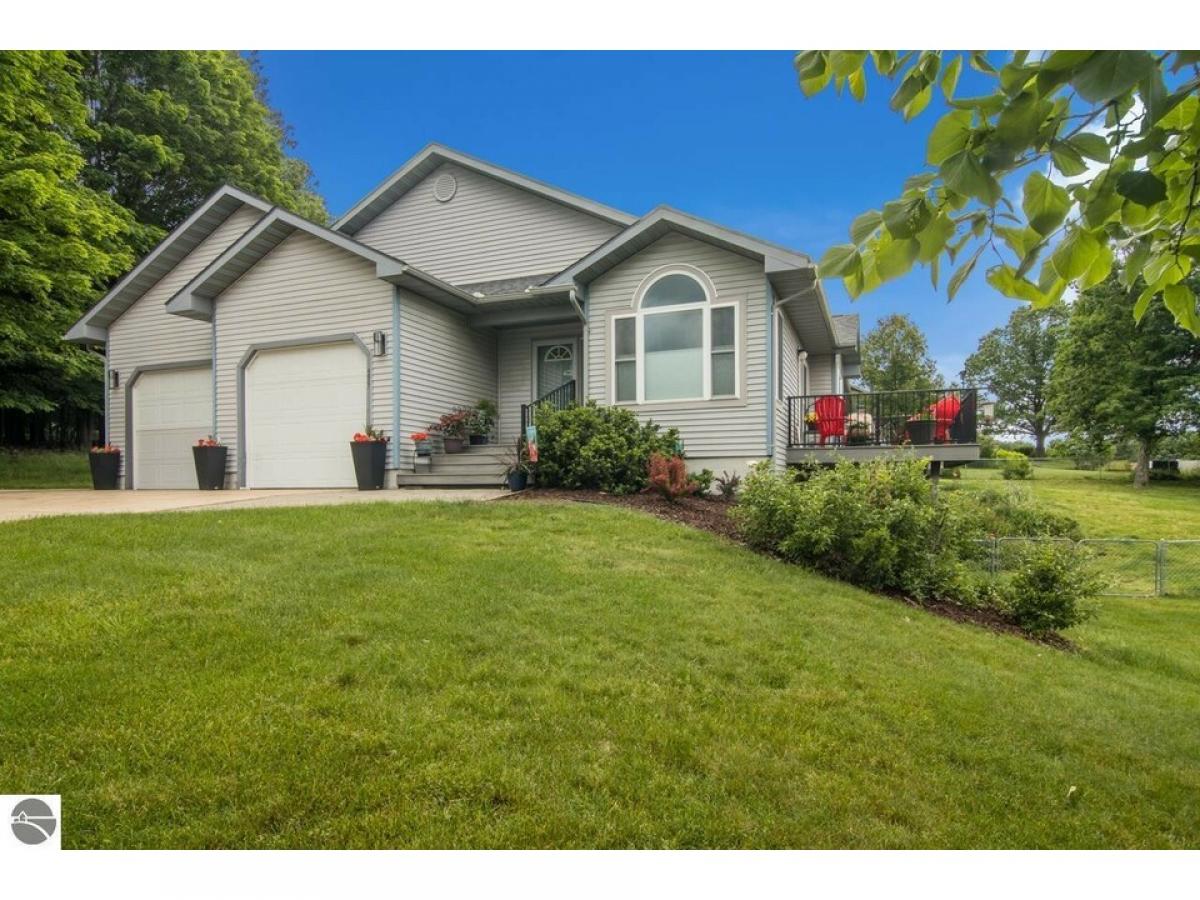 Picture of Home For Sale in Williamsburg, Michigan, United States