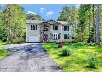 Home For Sale in Pocono Summit, Pennsylvania