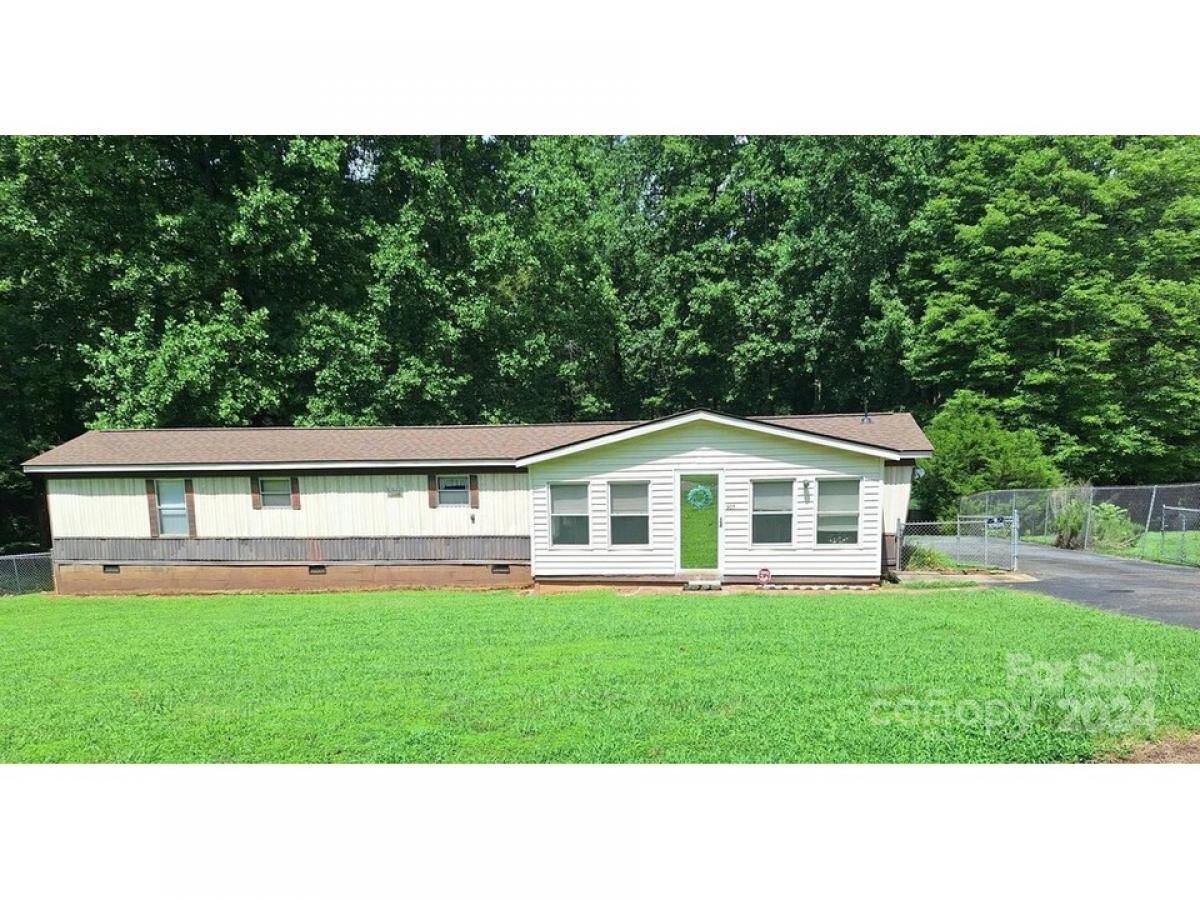 Picture of Home For Sale in Mount Holly, North Carolina, United States