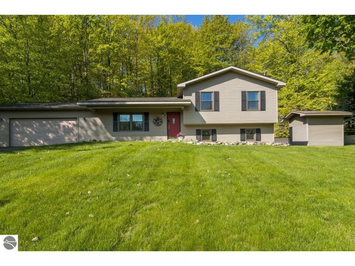 Picture of Home For Sale in Williamsburg, Michigan, United States