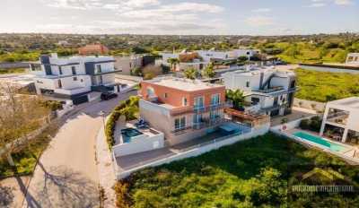 Villa For Sale in Alcantarilha, Portugal