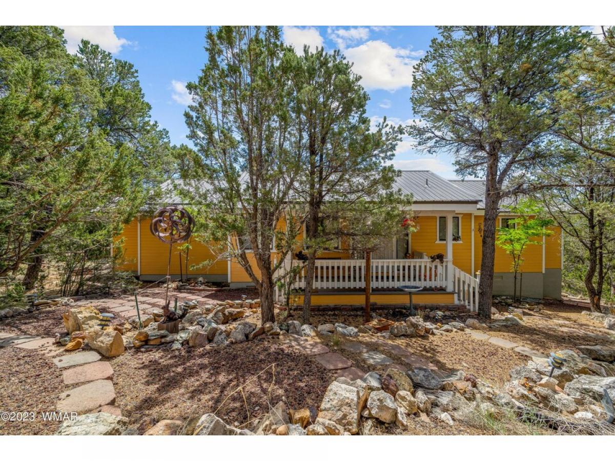 Picture of Home For Sale in Overgaard, Arizona, United States