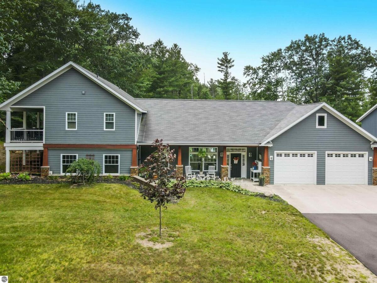 Picture of Home For Sale in Williamsburg, Michigan, United States