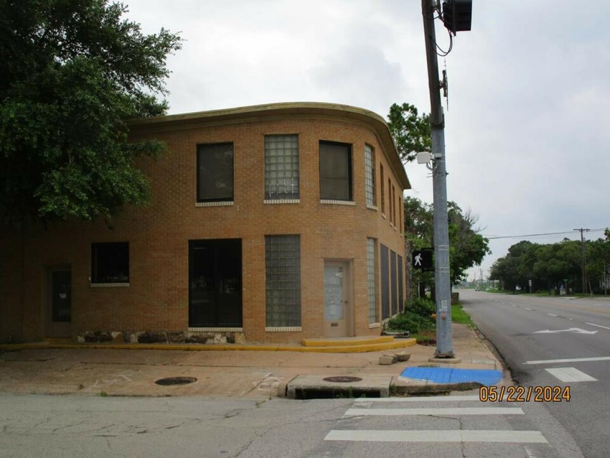 Picture of Home For Sale in Angleton, Texas, United States