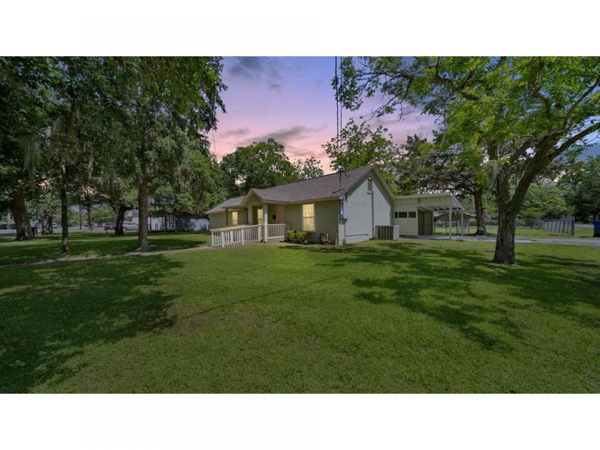 Picture of Home For Sale in Sweeny, Texas, United States