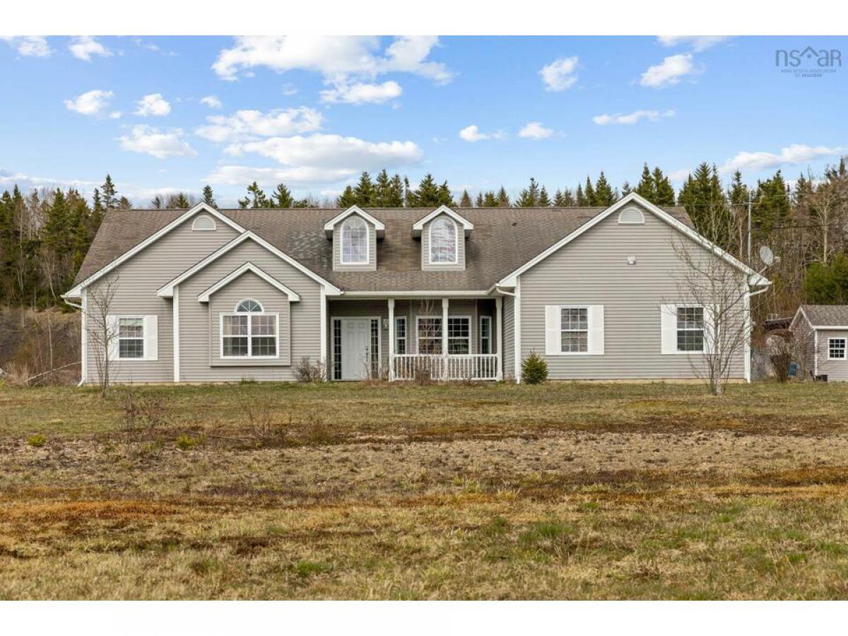 Picture of Home For Sale in Mount Uniacke, Nova Scotia, Canada