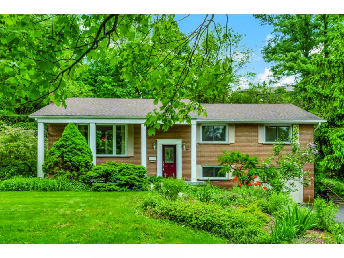 Picture of Home For Sale in Ancaster, Ontario, Canada