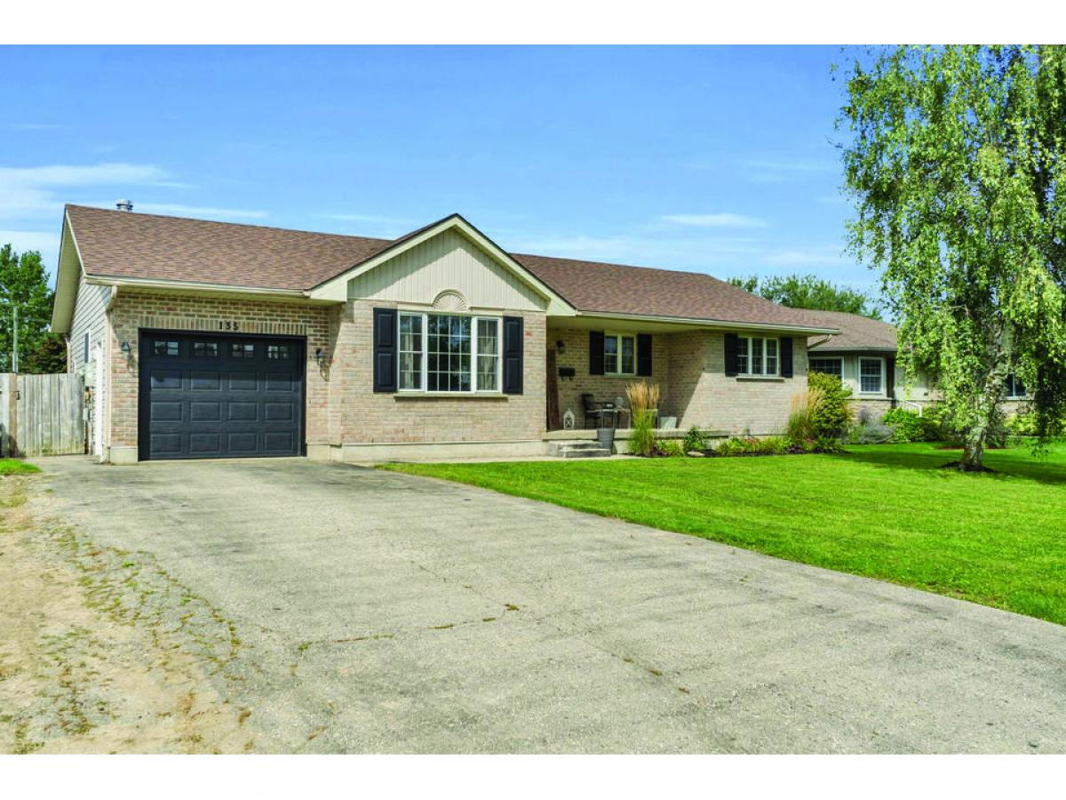 Picture of Home For Sale in Mount Forest, Ontario, Canada