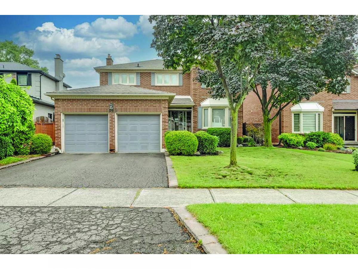 Picture of Home For Sale in Oakville, Ontario, Canada