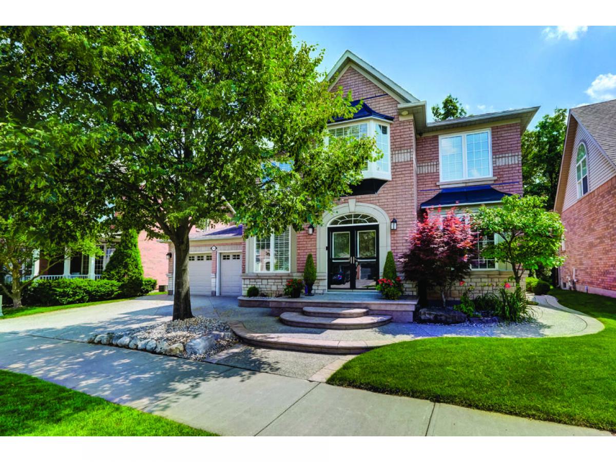 Picture of Home For Sale in Oakville, Ontario, Canada