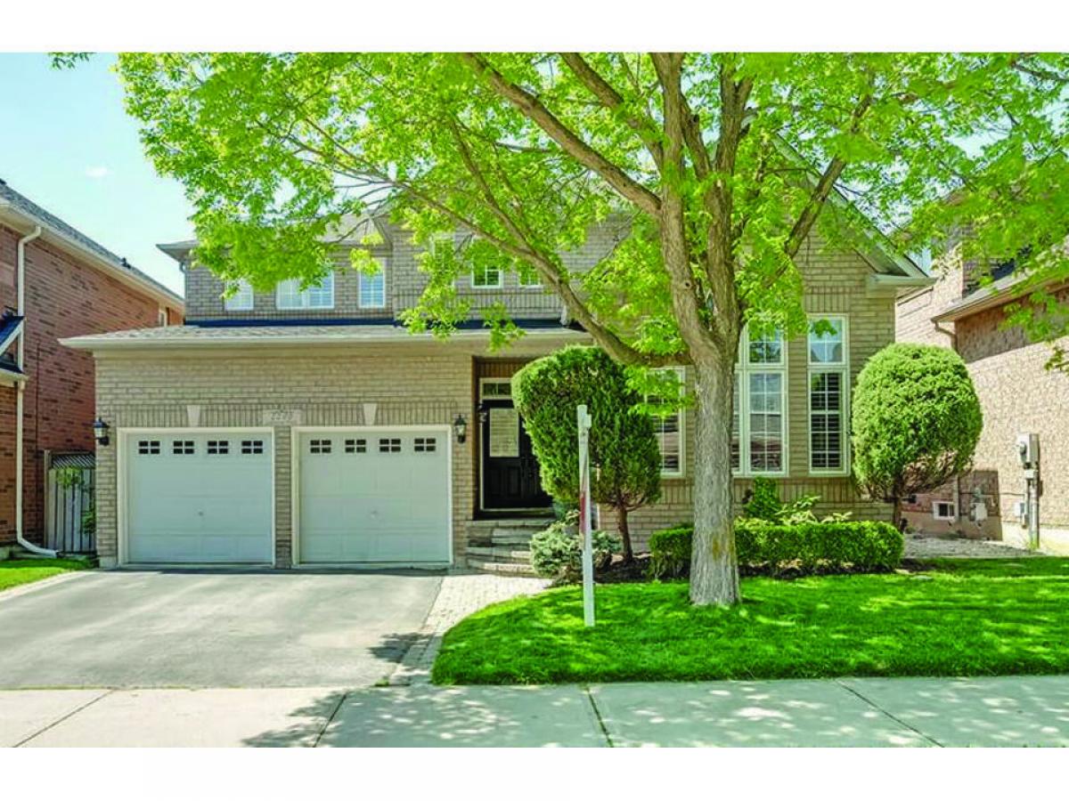 Picture of Home For Sale in Oakville, Ontario, Canada