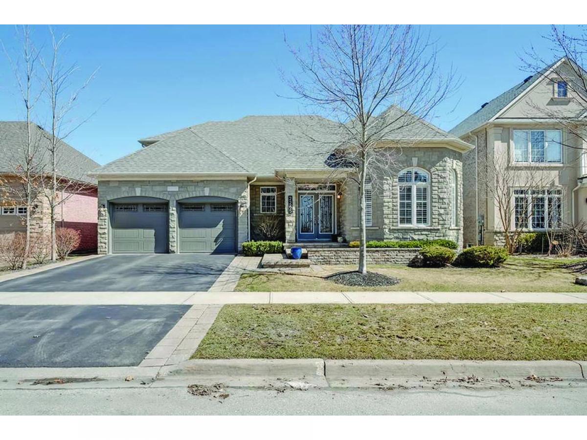 Picture of Home For Sale in Oakville, Ontario, Canada