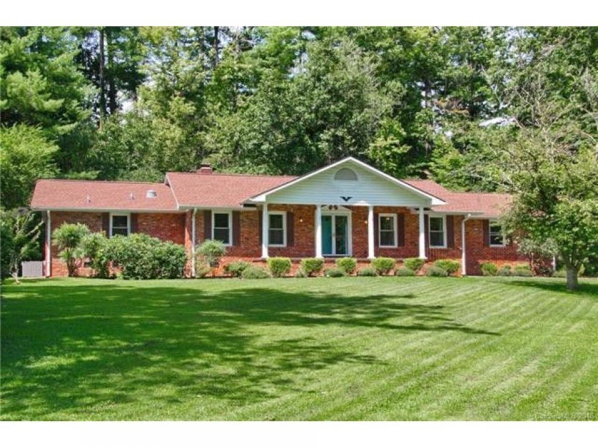 Picture of Home For Sale in Hendersonville, North Carolina, United States