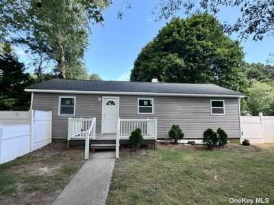 Home For Sale in Bay Shore, New York