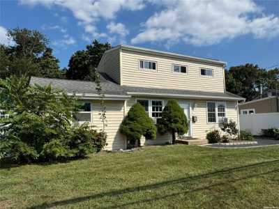 Home For Sale in Bay Shore, New York