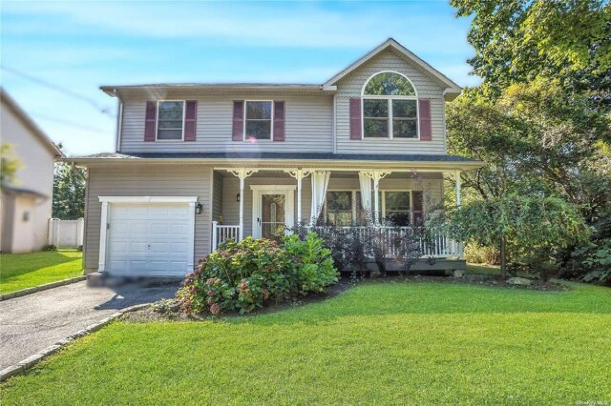 Picture of Home For Sale in Islip, New York, United States