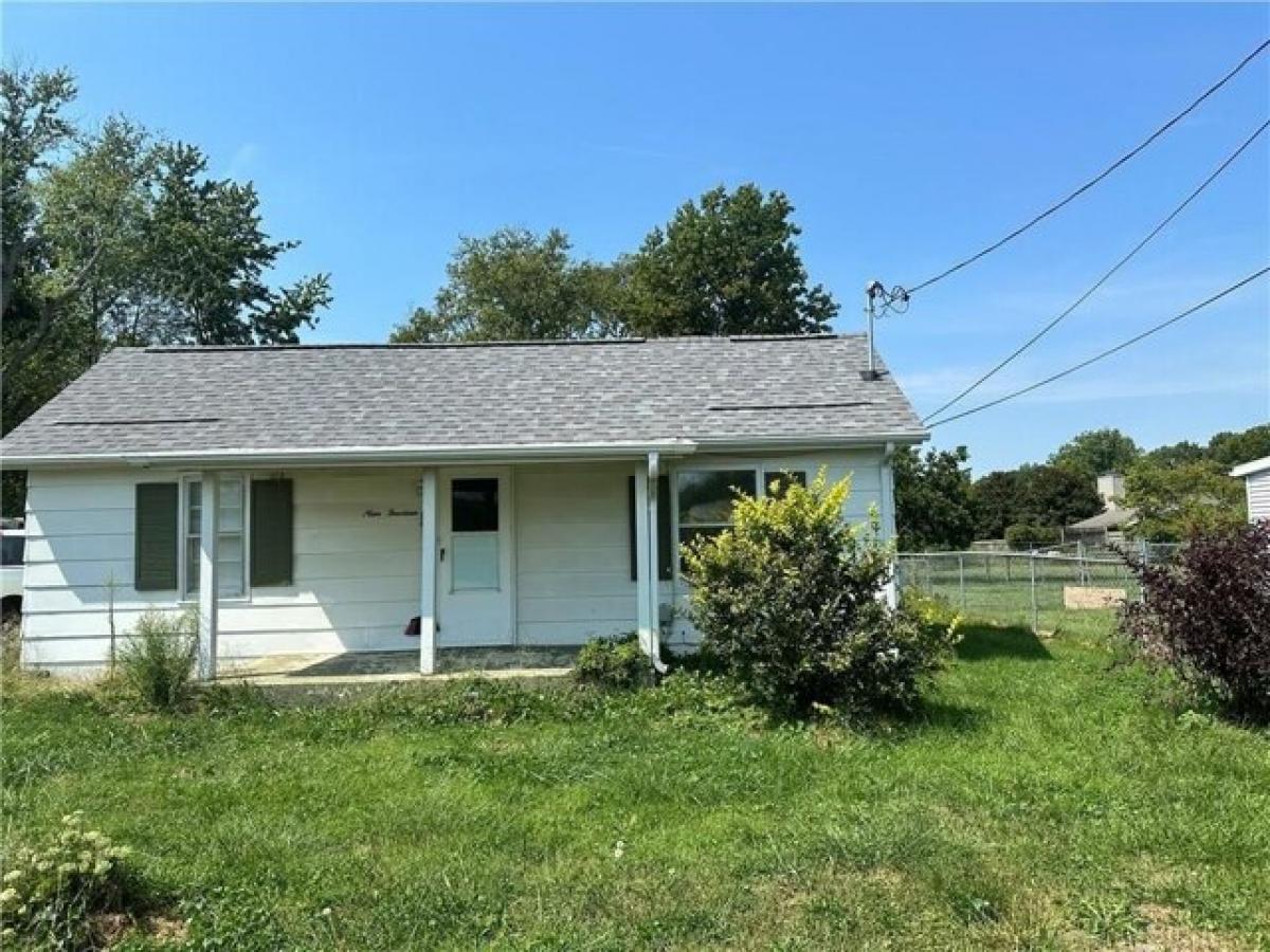 Picture of Home For Sale in Charleston, Illinois, United States