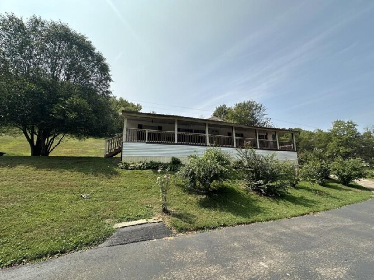 Picture of Home For Sale in Cornersville, Tennessee, United States