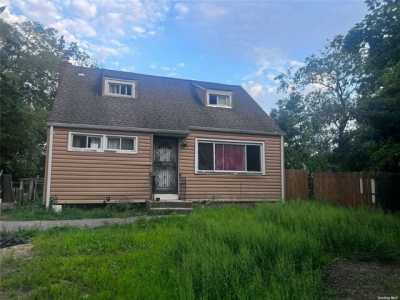 Home For Sale in Central Islip, New York