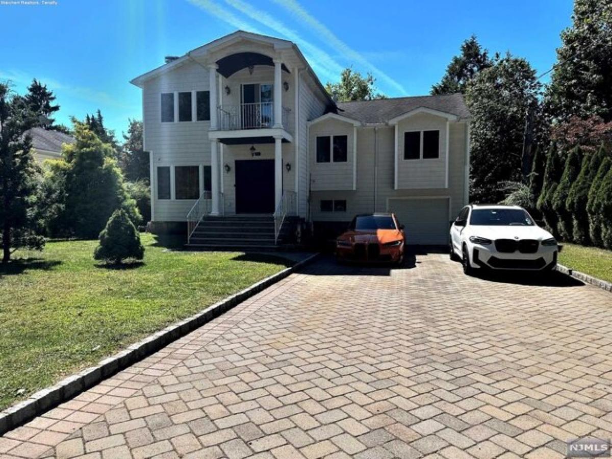 Picture of Home For Sale in Cresskill, New Jersey, United States