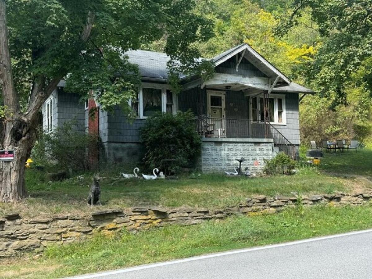 Picture of Home For Sale in Valley Grove, West Virginia, United States