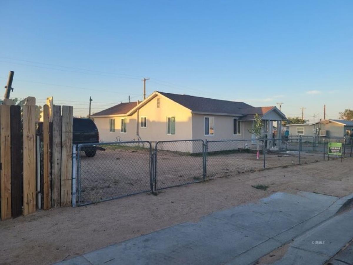 Picture of Home For Sale in Ridgecrest, California, United States